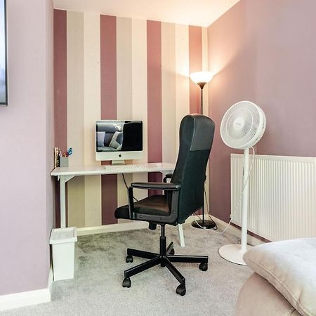 Comfortable 3-Storey House With Free Car Parking Manchester Exterior photo