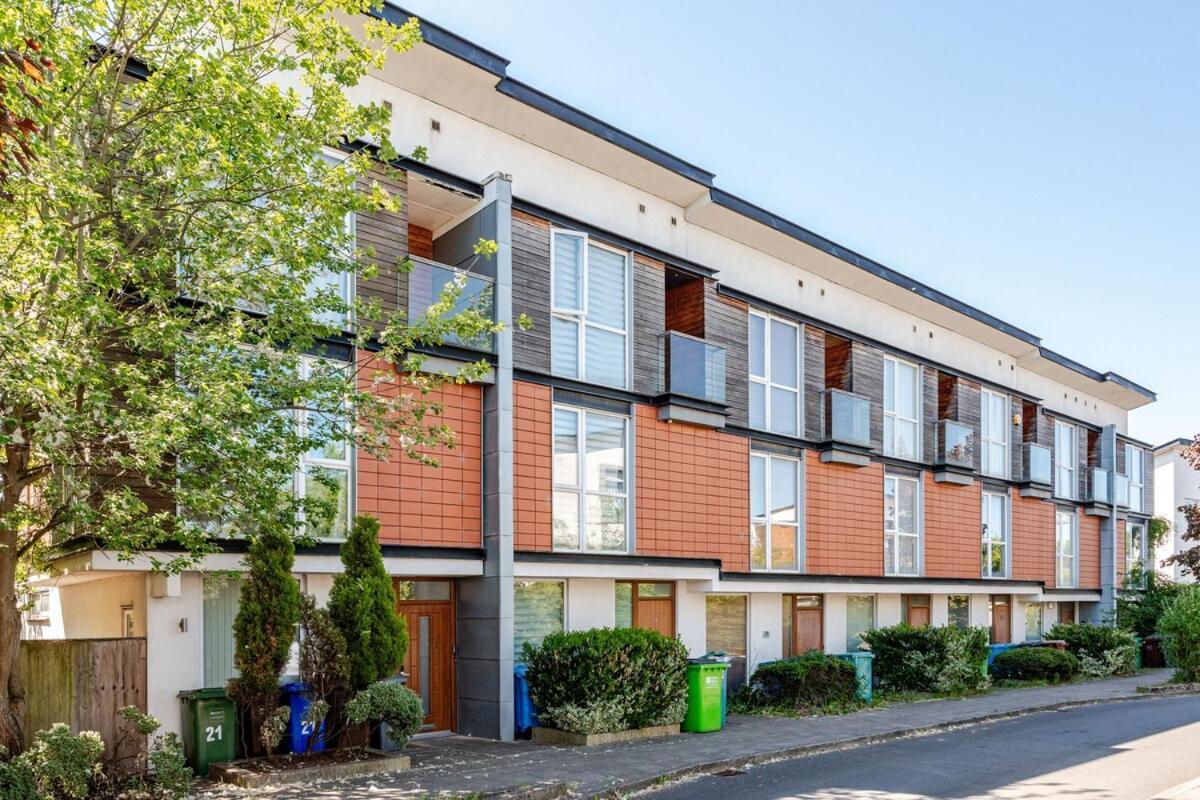 Comfortable 3-Storey House With Free Car Parking Manchester Exterior photo