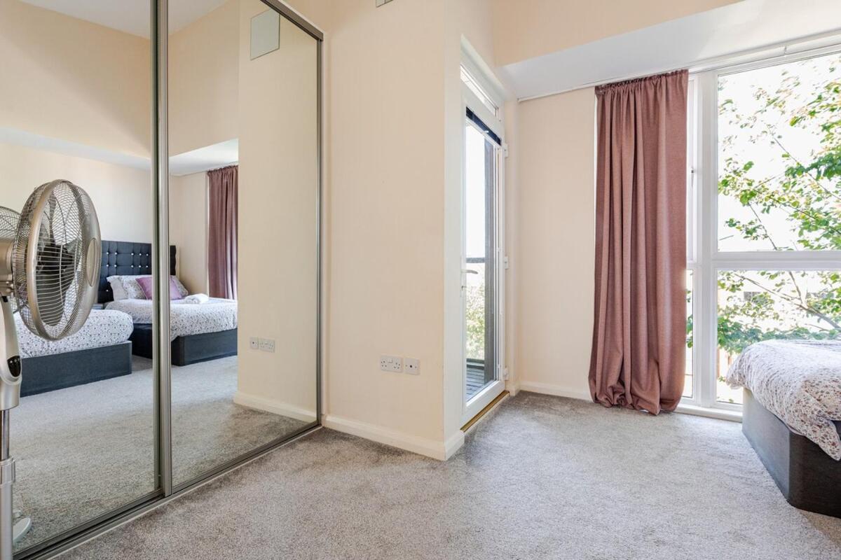 Comfortable 3-Storey House With Free Car Parking Manchester Exterior photo