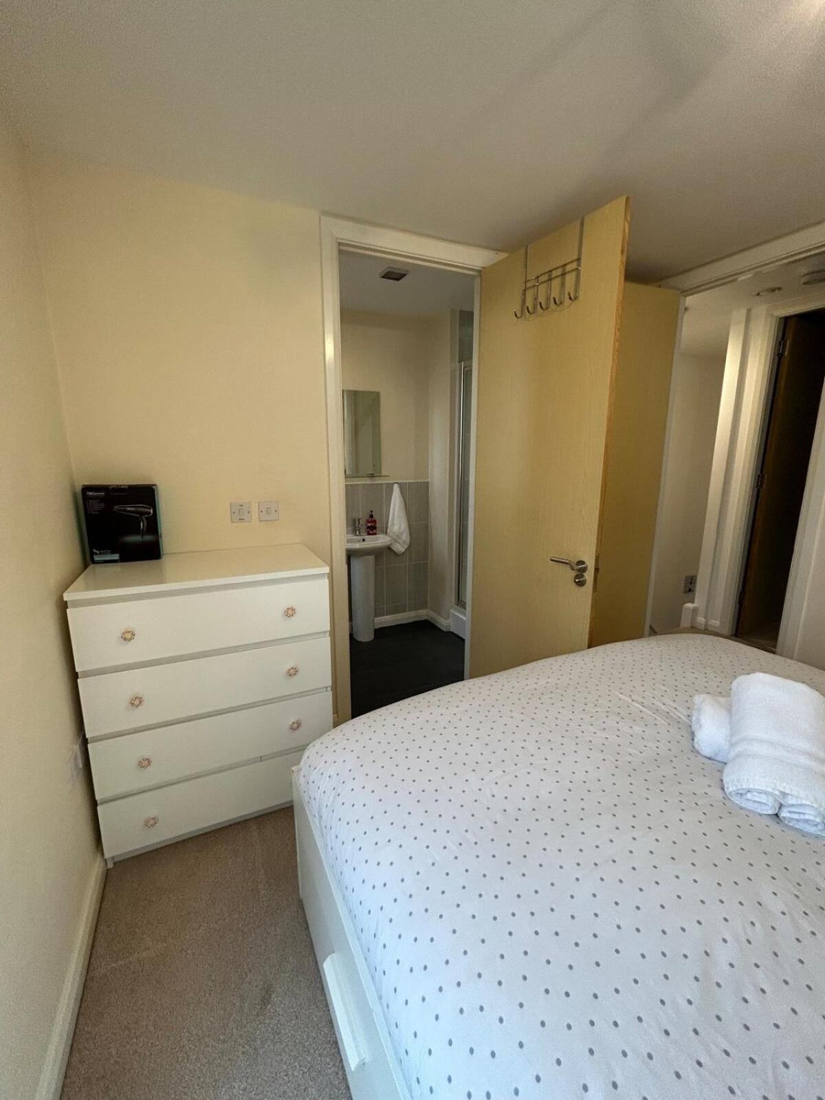 Comfortable 3-Storey House With Free Car Parking Manchester Exterior photo