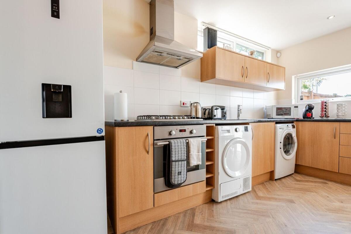 Comfortable 3-Storey House With Free Car Parking Manchester Exterior photo