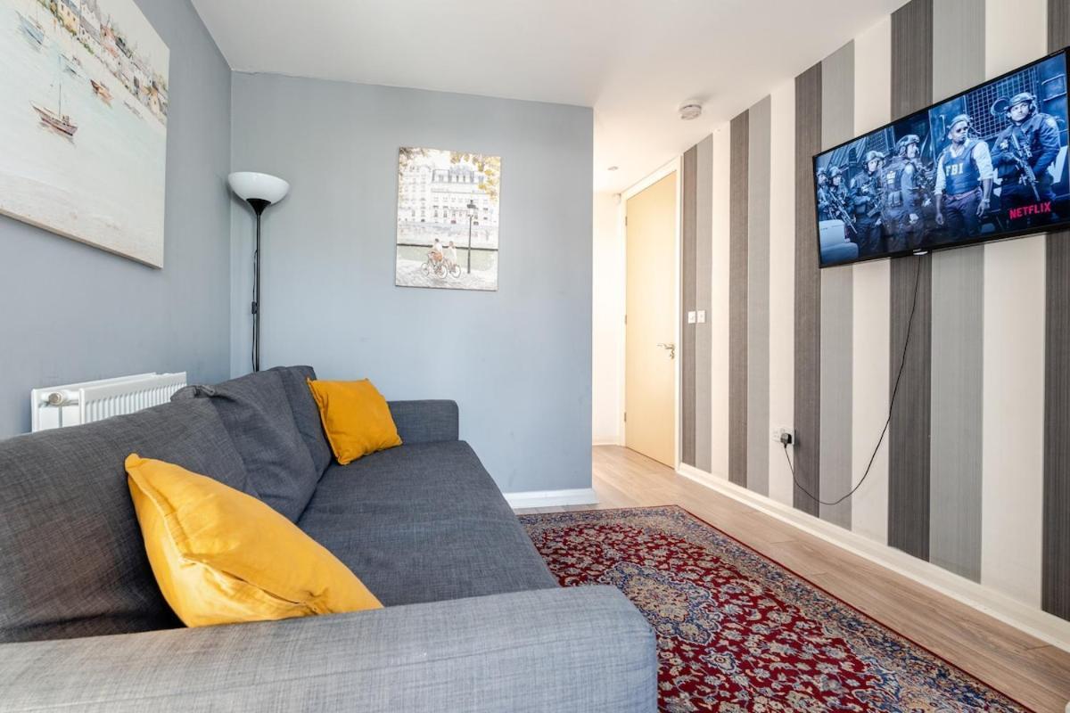 Comfortable 3-Storey House With Free Car Parking Manchester Exterior photo