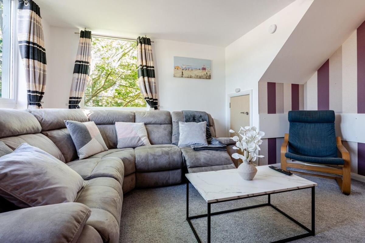 Comfortable 3-Storey House With Free Car Parking Manchester Exterior photo