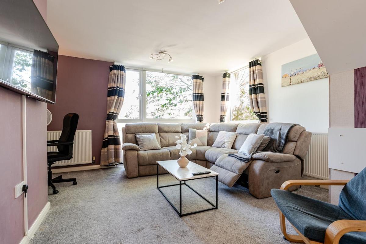 Comfortable 3-Storey House With Free Car Parking Manchester Exterior photo